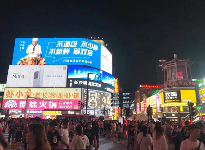 人流聚集的商業(yè)街，如何通過標(biāo)識導(dǎo)視系統(tǒng)設(shè)計(jì)實(shí)現(xiàn)有序指引？