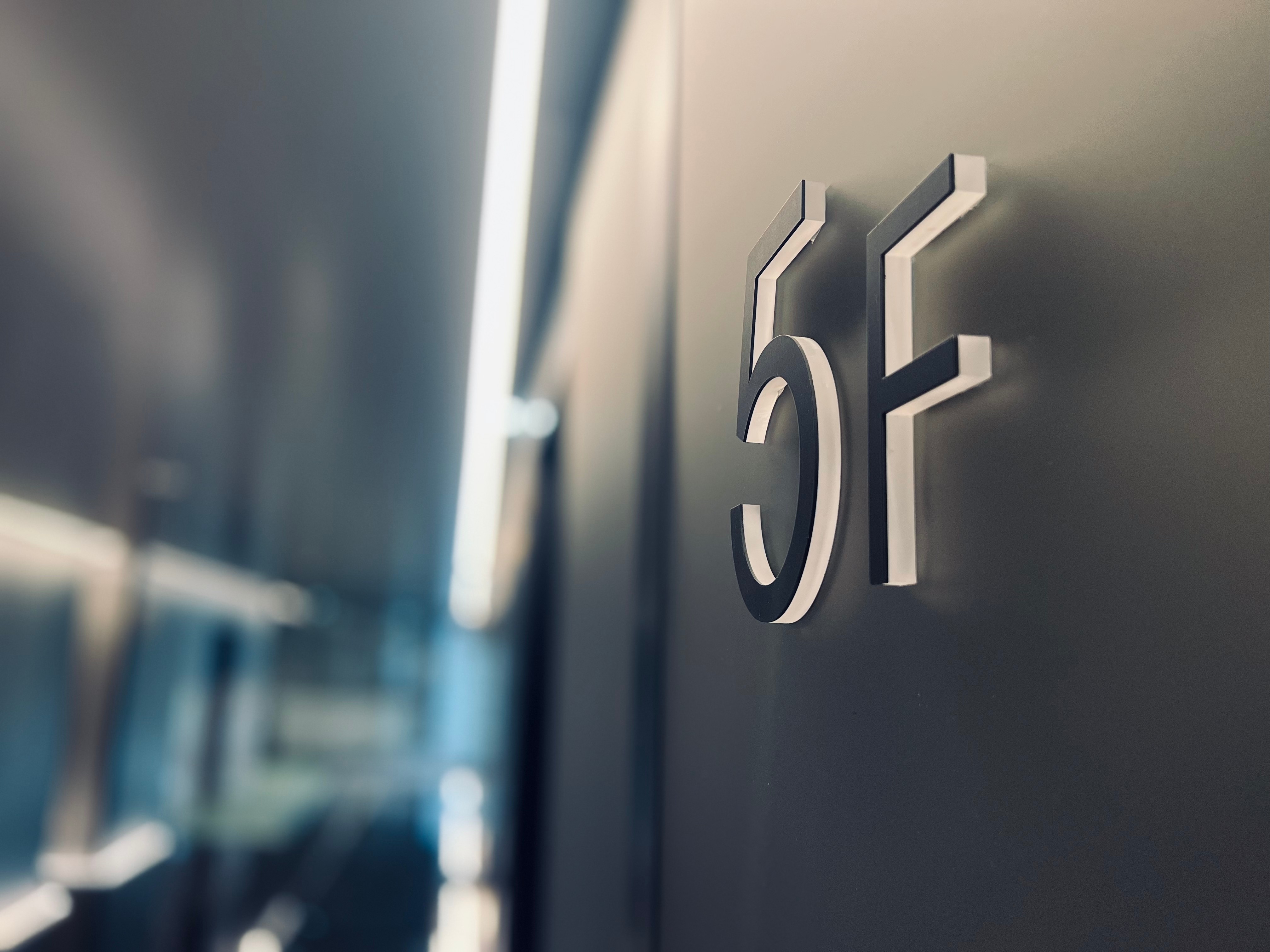 「創(chuàng)益科技大廈」 商業(yè)綜合體如何借助簡約標(biāo)識設(shè)計(jì)彰顯低調(diào)美學(xué)？