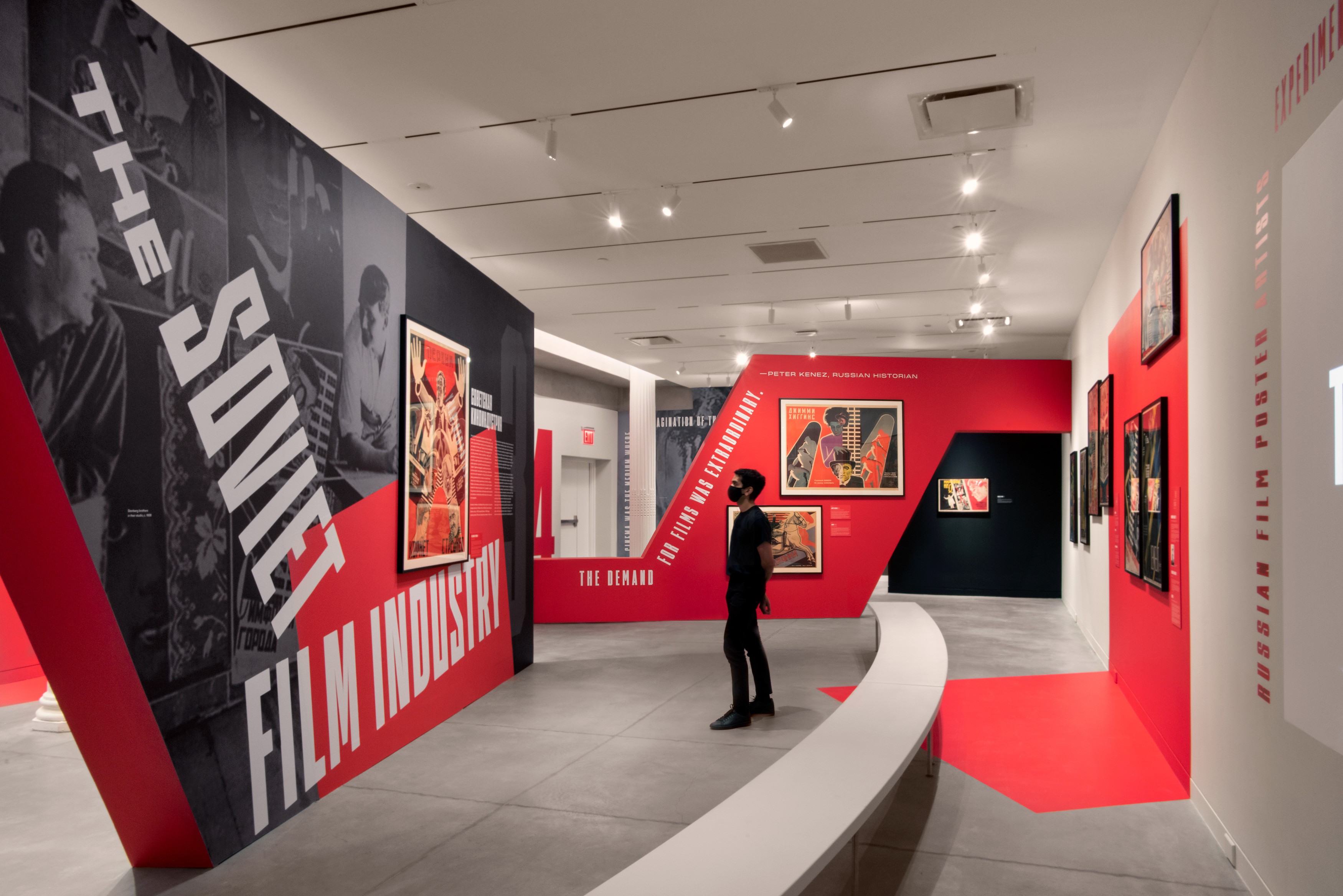 大型購物商場標(biāo)識設(shè)計(jì)打造清爽、現(xiàn)代的購物環(huán)境