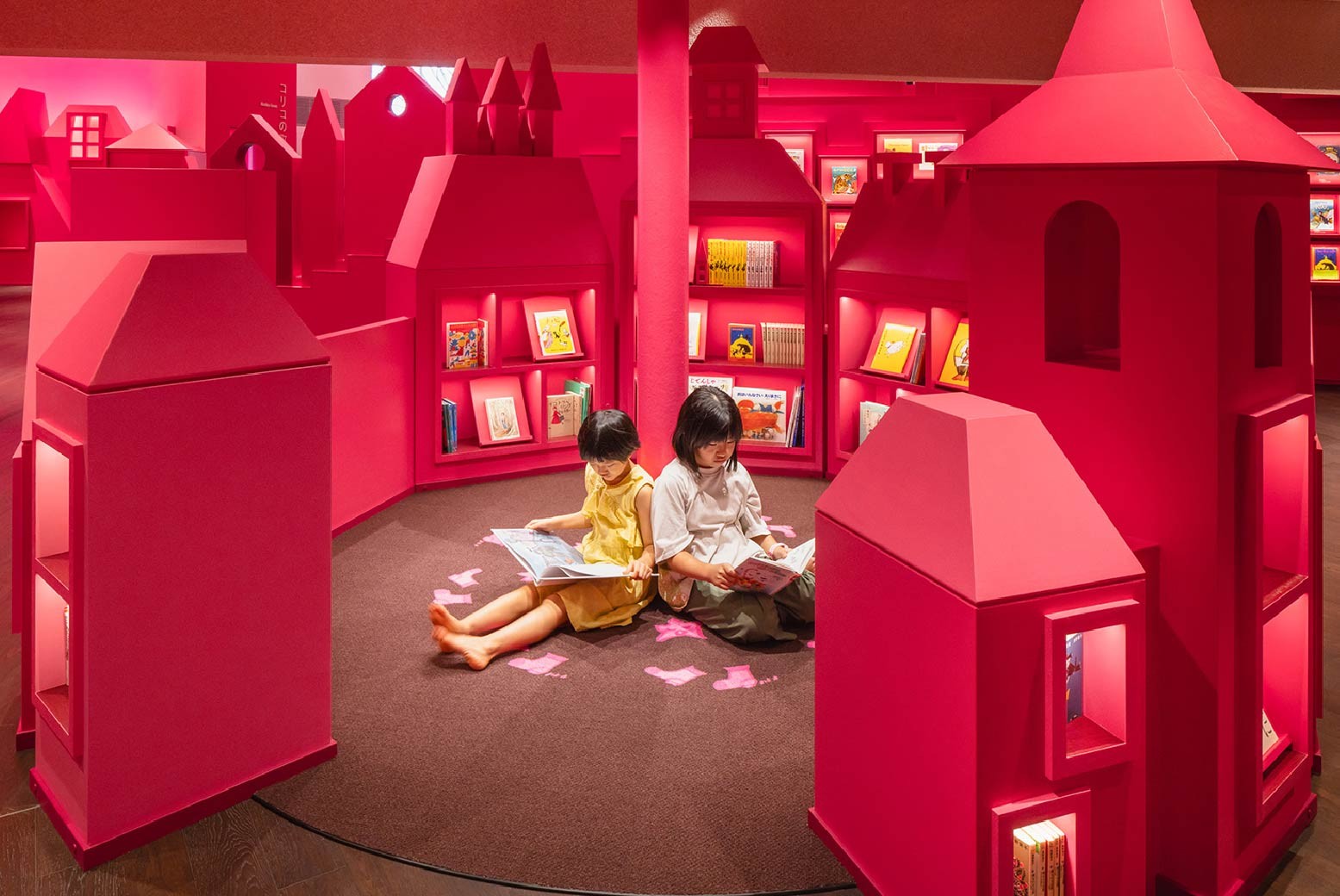 童話的導(dǎo)航者：草莓色導(dǎo)視重塑兒童文學(xué)空間